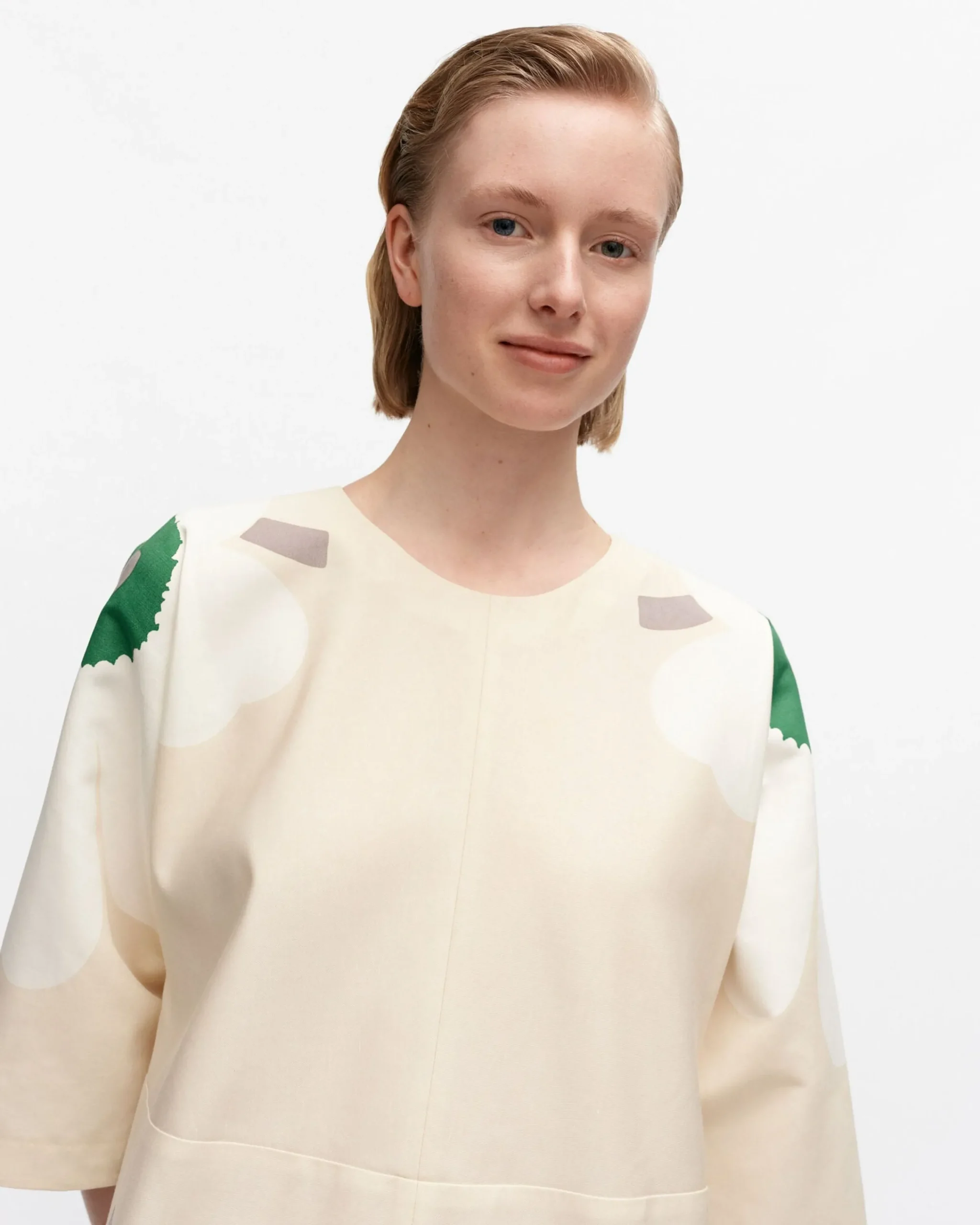 kaiku_heijastus_unikko_puuvillapellavamekko_3.webp Marimekko Mekot^Kaiku Heijastus Unikko Puuvillapellavamekko