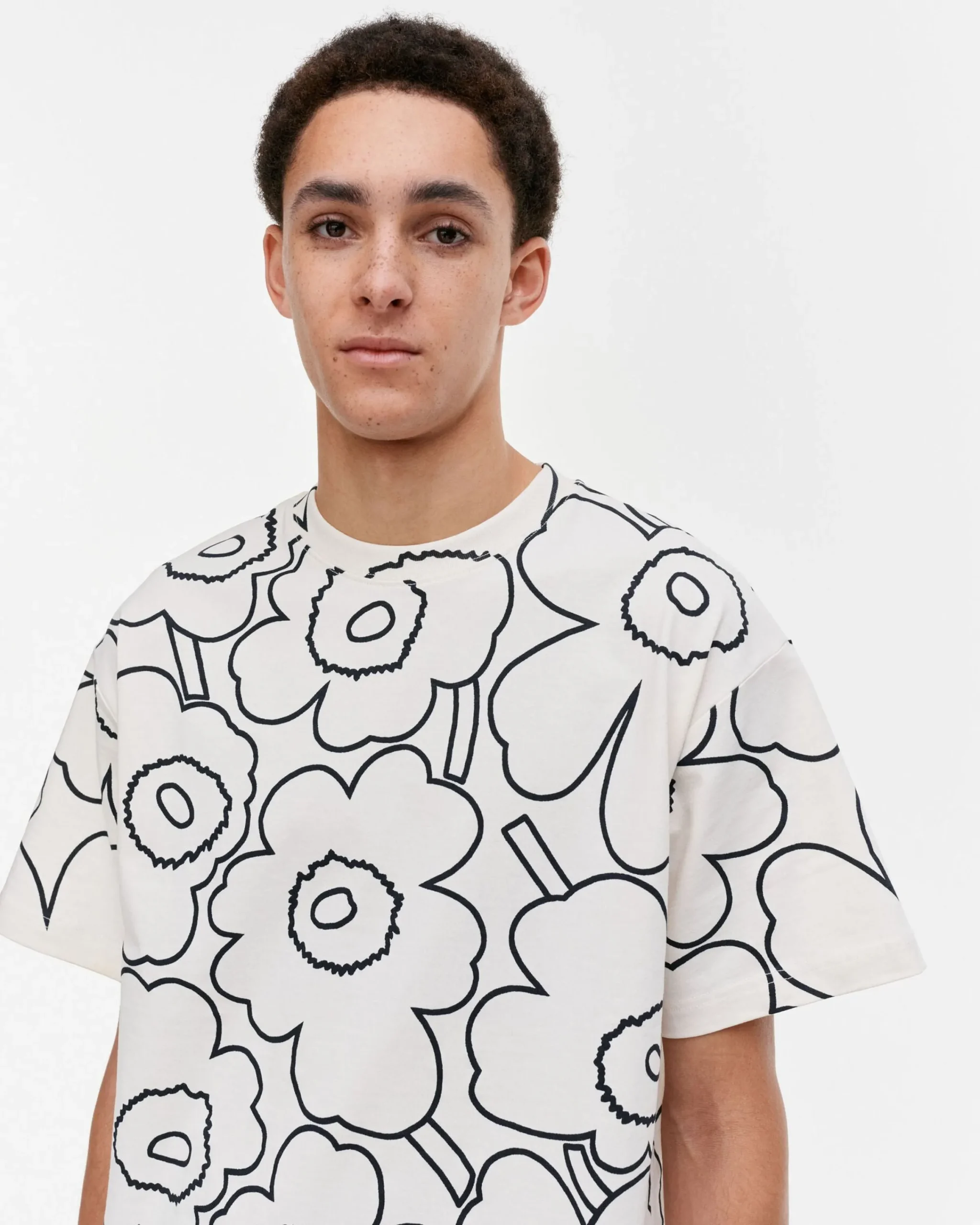 kioski_nopeus_pieni_piirto_unikko_tpaita_3-1.webp Marimekko Unisex^Kioski Nopeus Pieni Piirto Unikko T-Paita