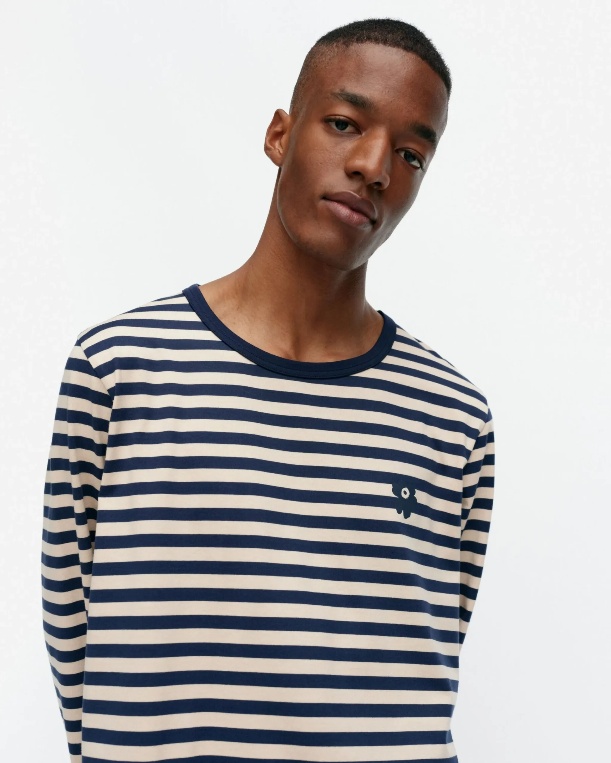 kioski_tasaraita_men_longsleeve_trikoopaita_3.webp Marimekko Paidat Ja Tunikat^Kioski Tasaraita Men Longsleeve Trikoopaita