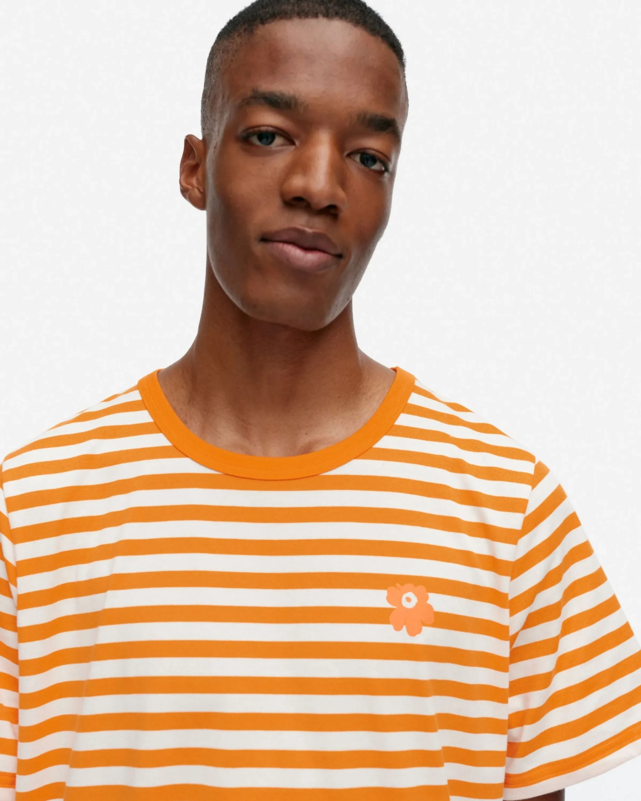 kioski_tasaraita_men_shortsleeve_tpaita_3.webp Marimekko Paidat Ja Tunikat^Kioski Tasaraita Men Shortsleeve T-Paita