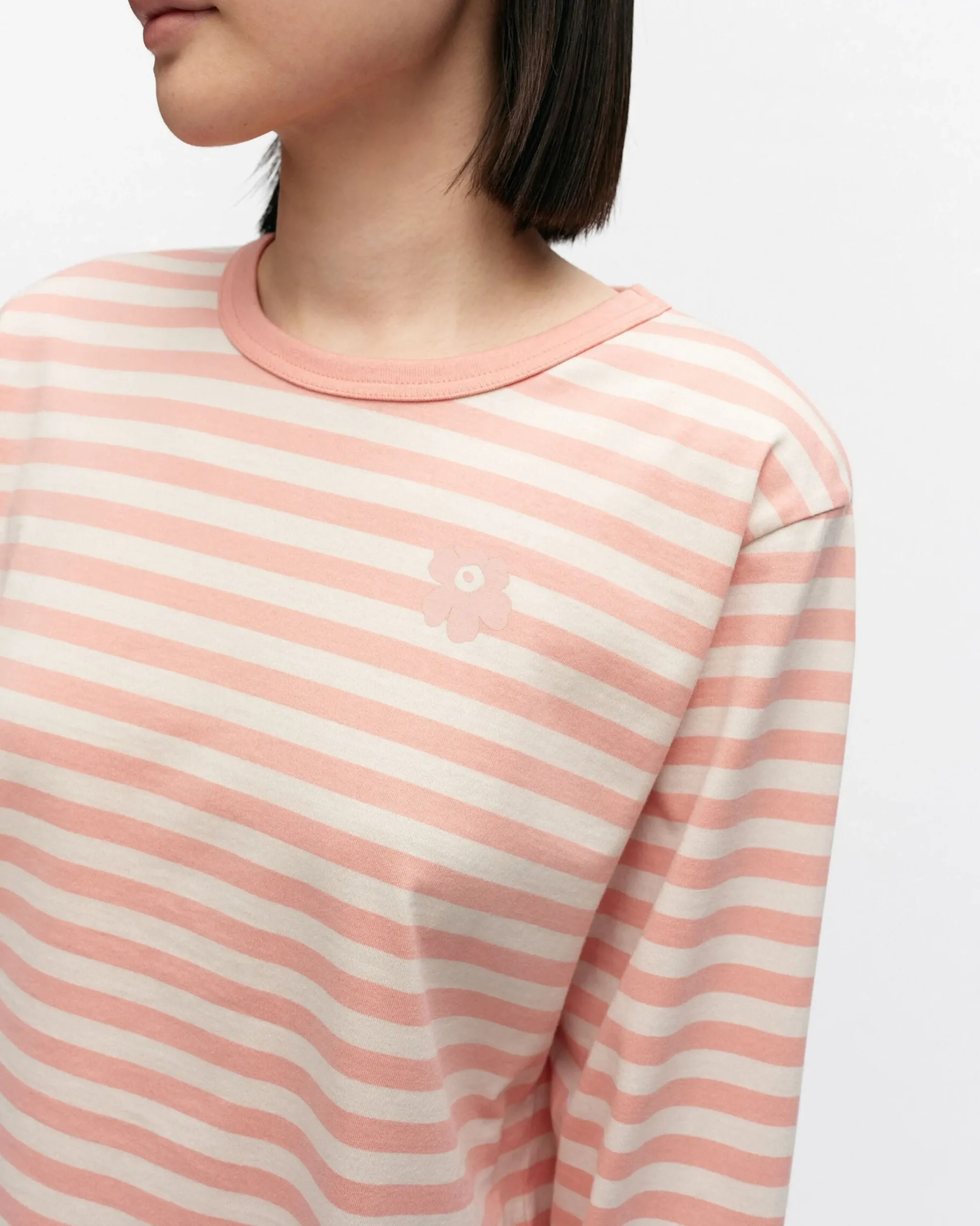 kioski_tasaraita_relaxed_longsleeve_trikoopaita_3-1.webp Marimekko Paidat Ja Tunikat^Kioski Tasaraita Relaxed Longsleeve Trikoopaita