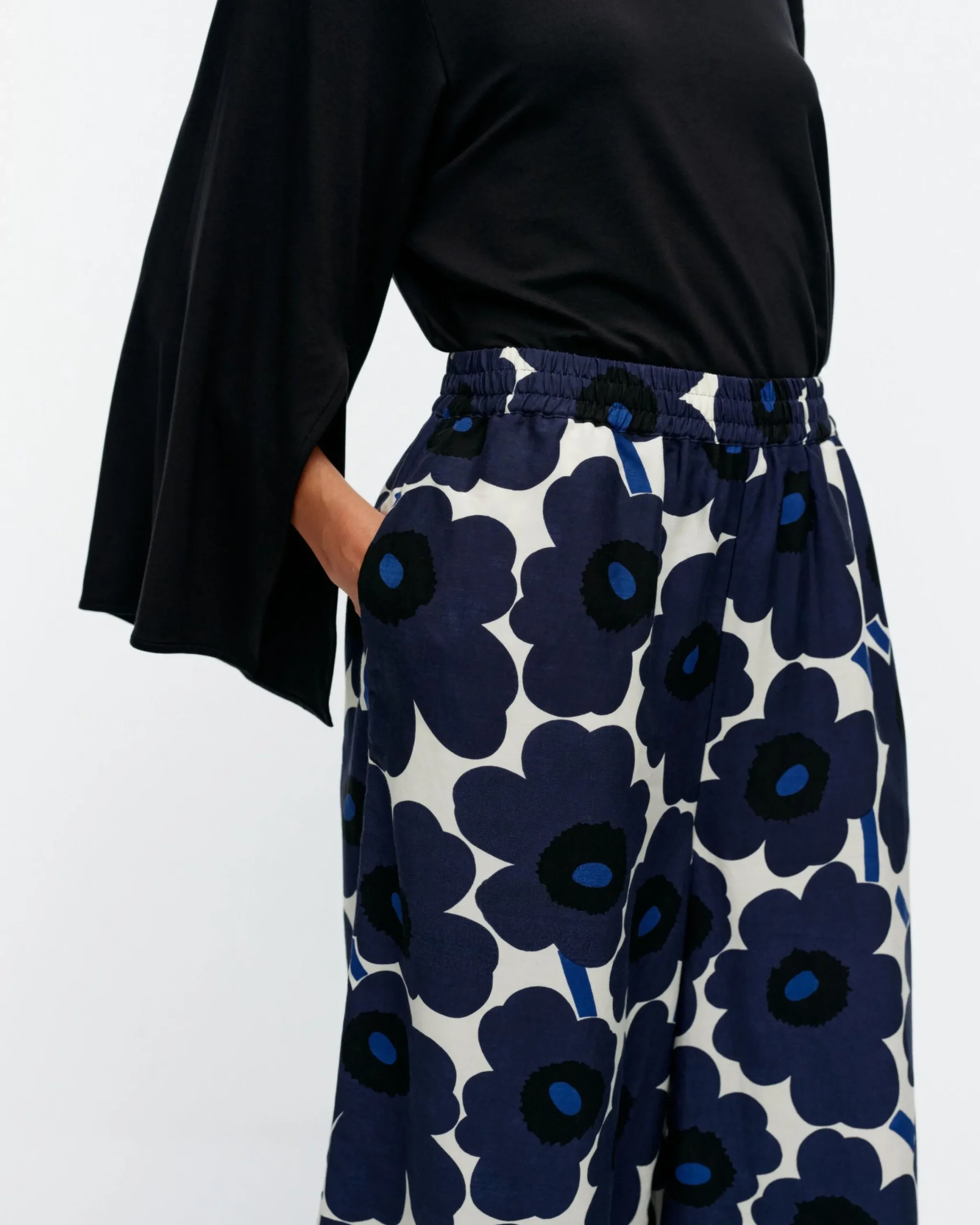 kuvio_unikko_kuprosekoitehousut_3.webp Marimekko Housut^Kuvio Unikko Kuprosekoitehousut