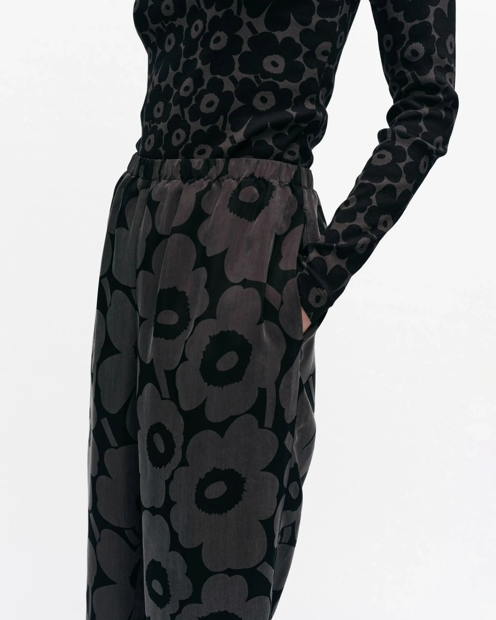 moreski_unikko_kuprohousut_3.webp Marimekko Housut^Moreski Unikko Kuprohousut