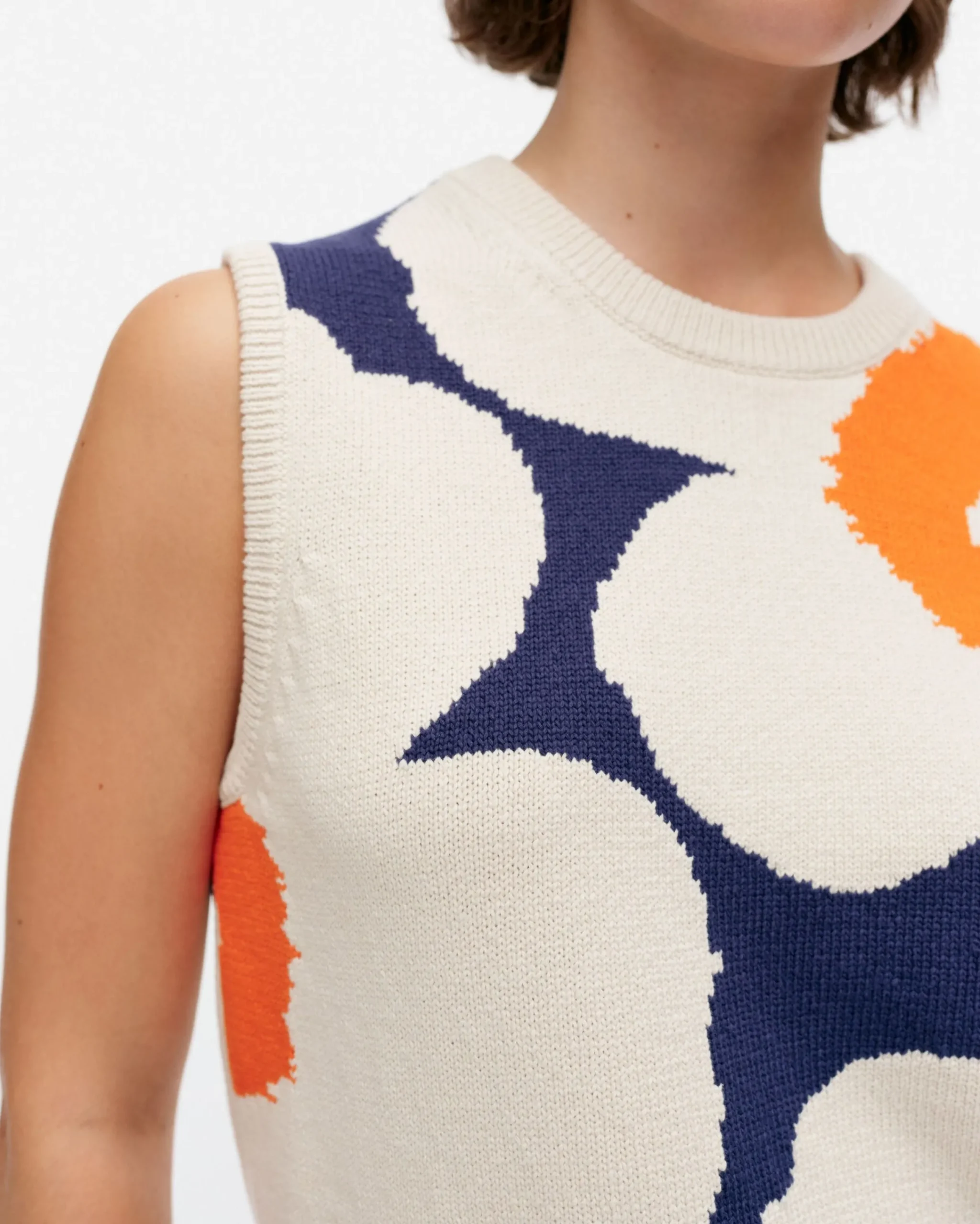 pioneeri_unikko_puuvillaneuleliivi_2.webp Marimekko Neuleet^Pioneeri Unikko Puuvillaneuleliivi
