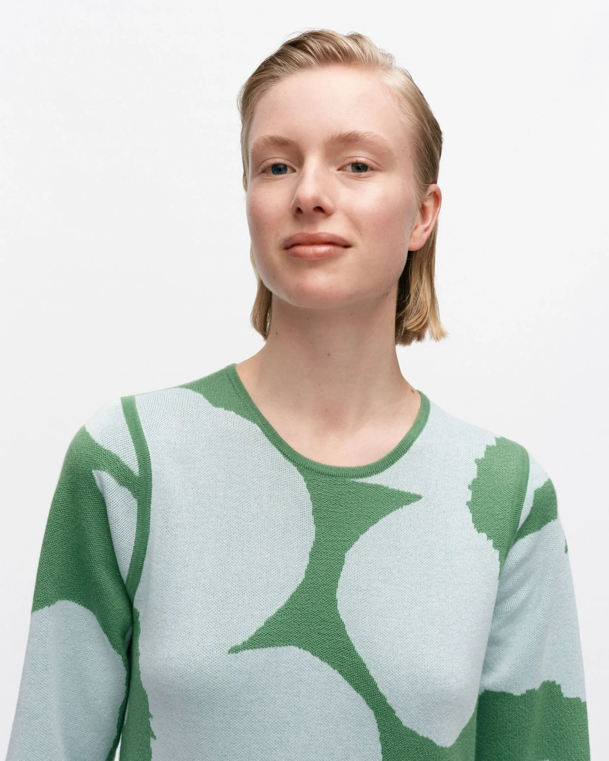 pointti_unikko_villaneulemekko_3-1.webp Marimekko Neuleet^Pointti Unikko Villaneulemekko