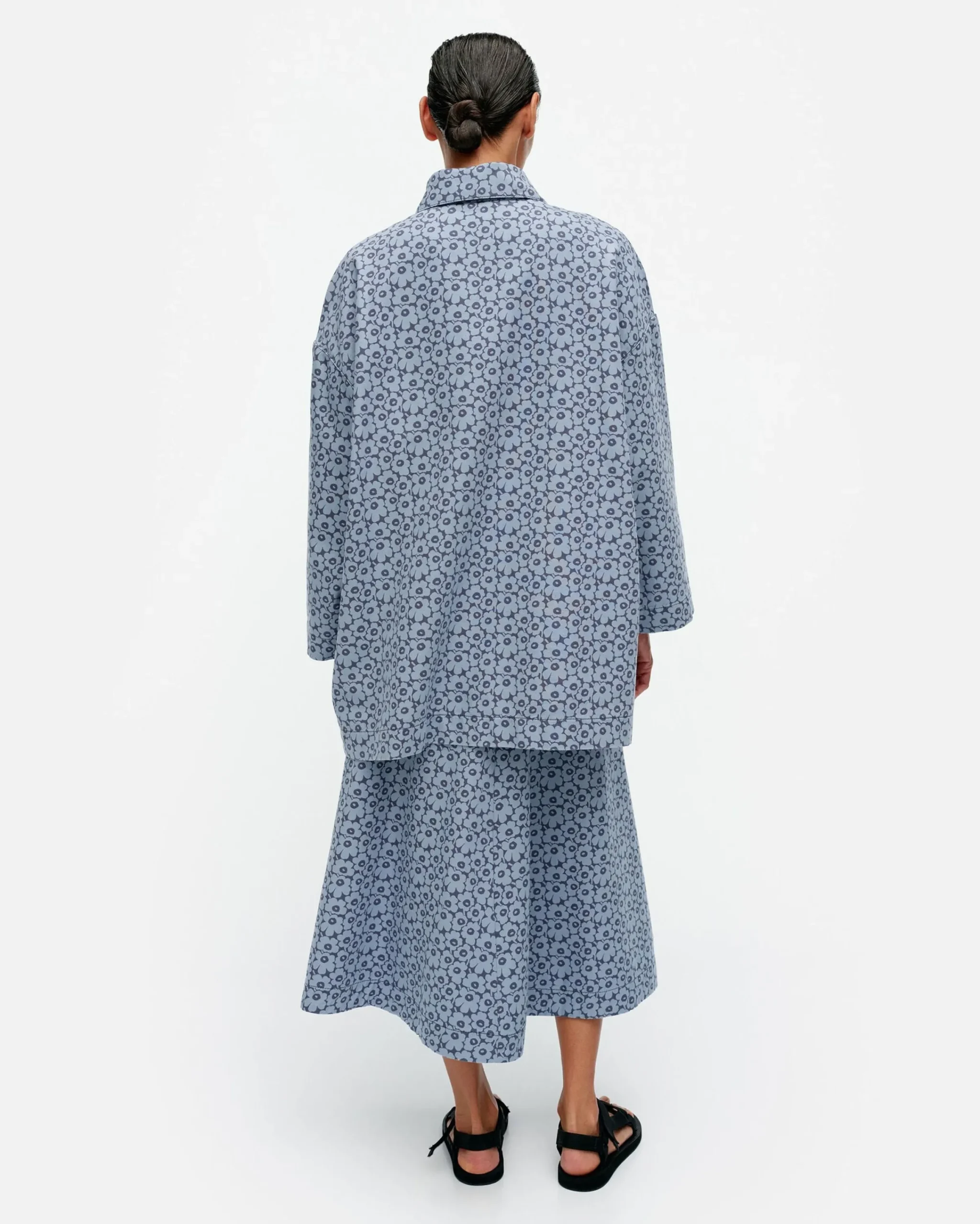 sumu_unikko_puuvillapaitatakki_2.webp Marimekko Paidat Ja Tunikat^Sumu Unikko Puuvillapaitatakki