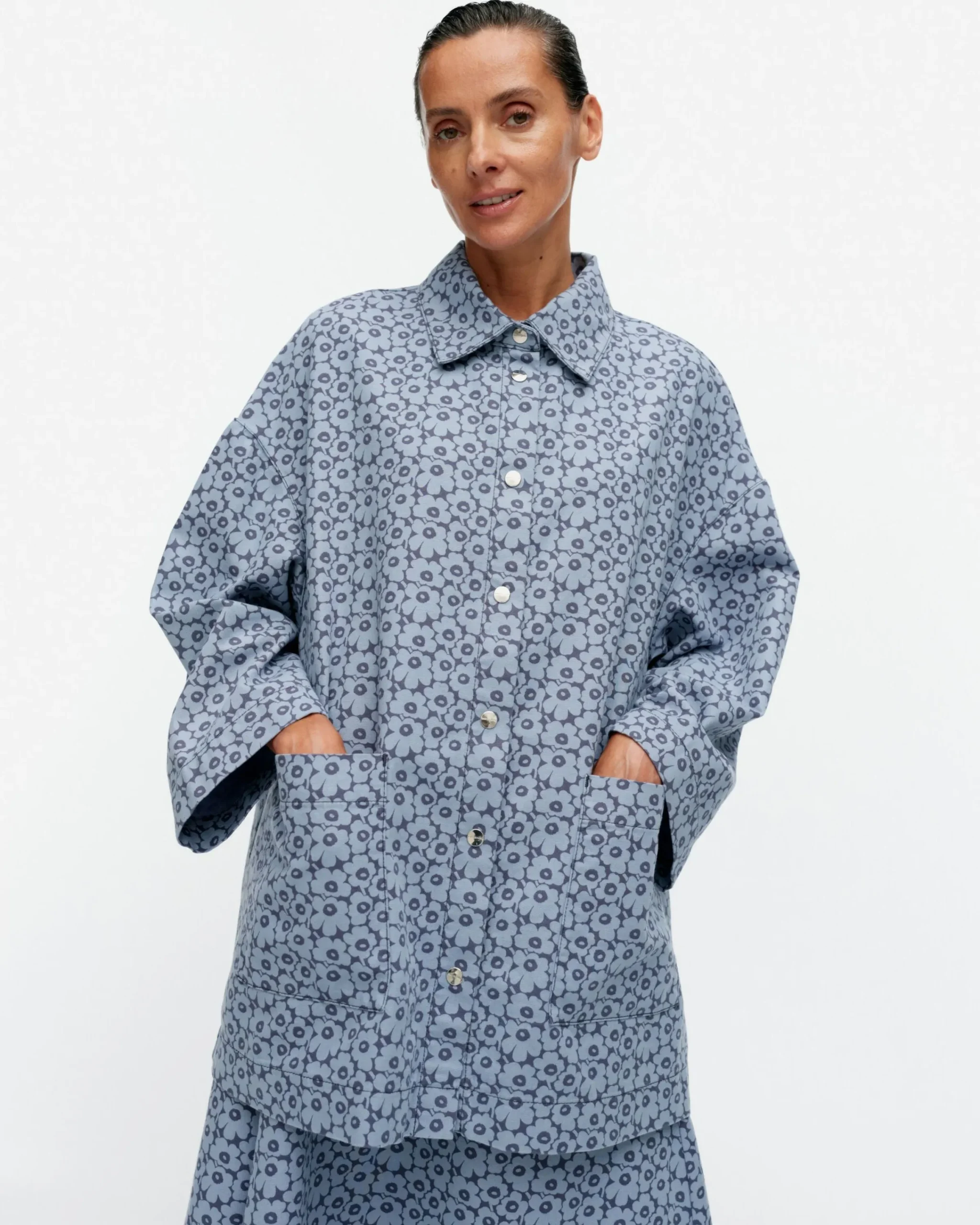 sumu_unikko_puuvillapaitatakki_3.webp Marimekko Paidat Ja Tunikat^Sumu Unikko Puuvillapaitatakki